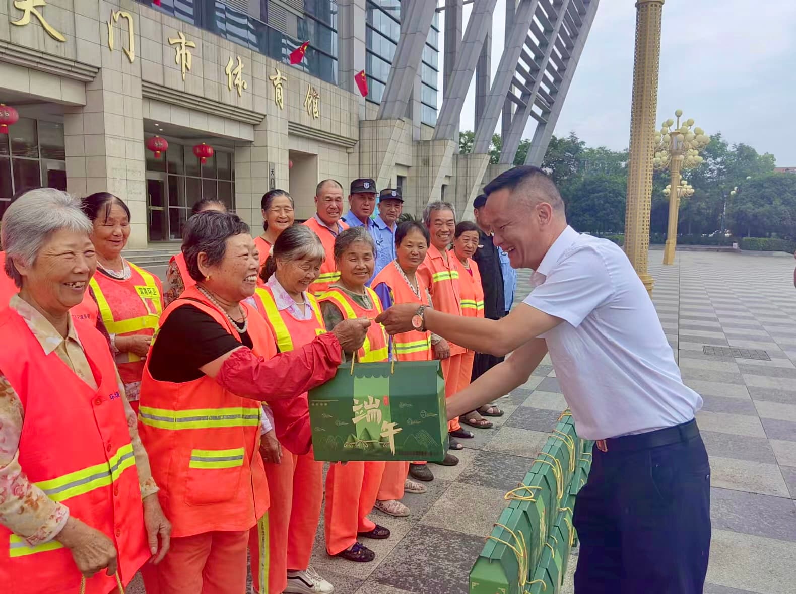 浓情迎端午 福利暖人心——湖北亚星代理管理网环境管理公司为全体员工发放端午福利