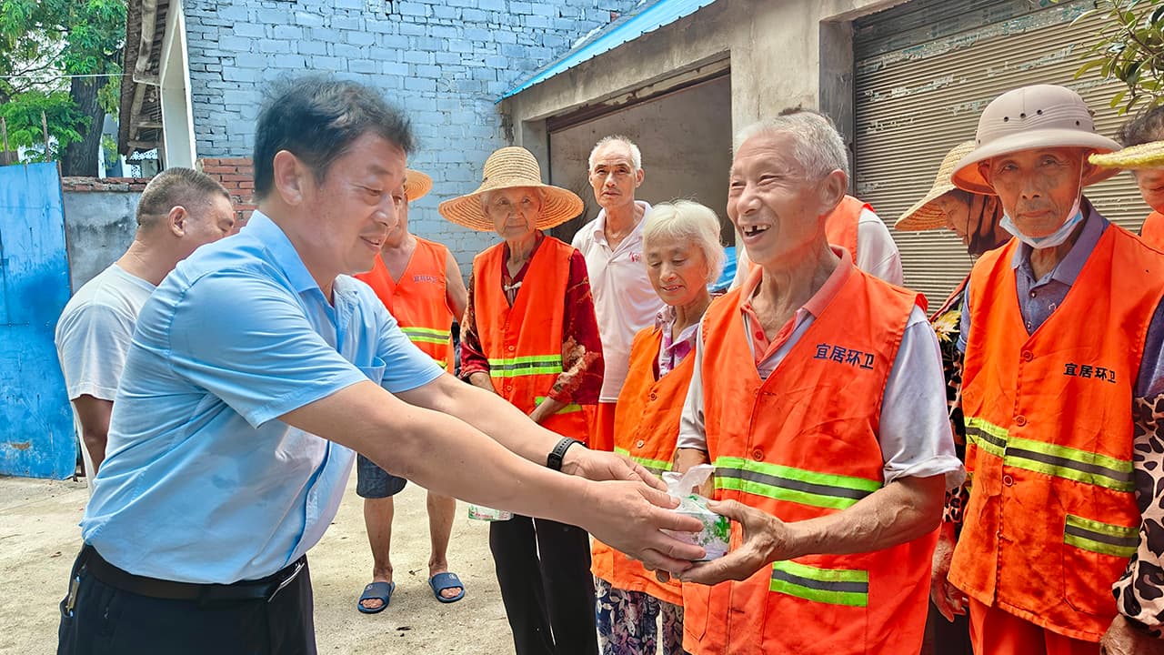 清凉物资送一线 防暑降温保安康