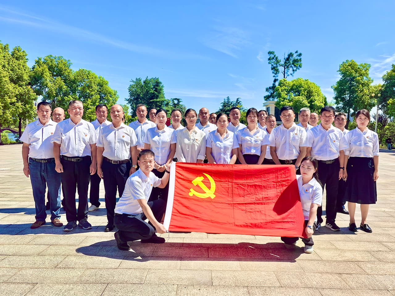 追寻先烈光辉路，凝聚奋进新力量 ——湖北亚星代理管理网环境党支部开展 “七一” 主题党日活动