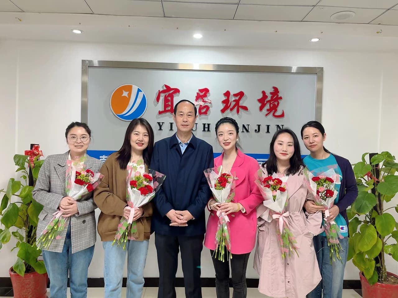 鲜花送巾帼 奋进新征程——湖北亚星代理管理网环境管理公司开展“三八妇女节”献花观影活动